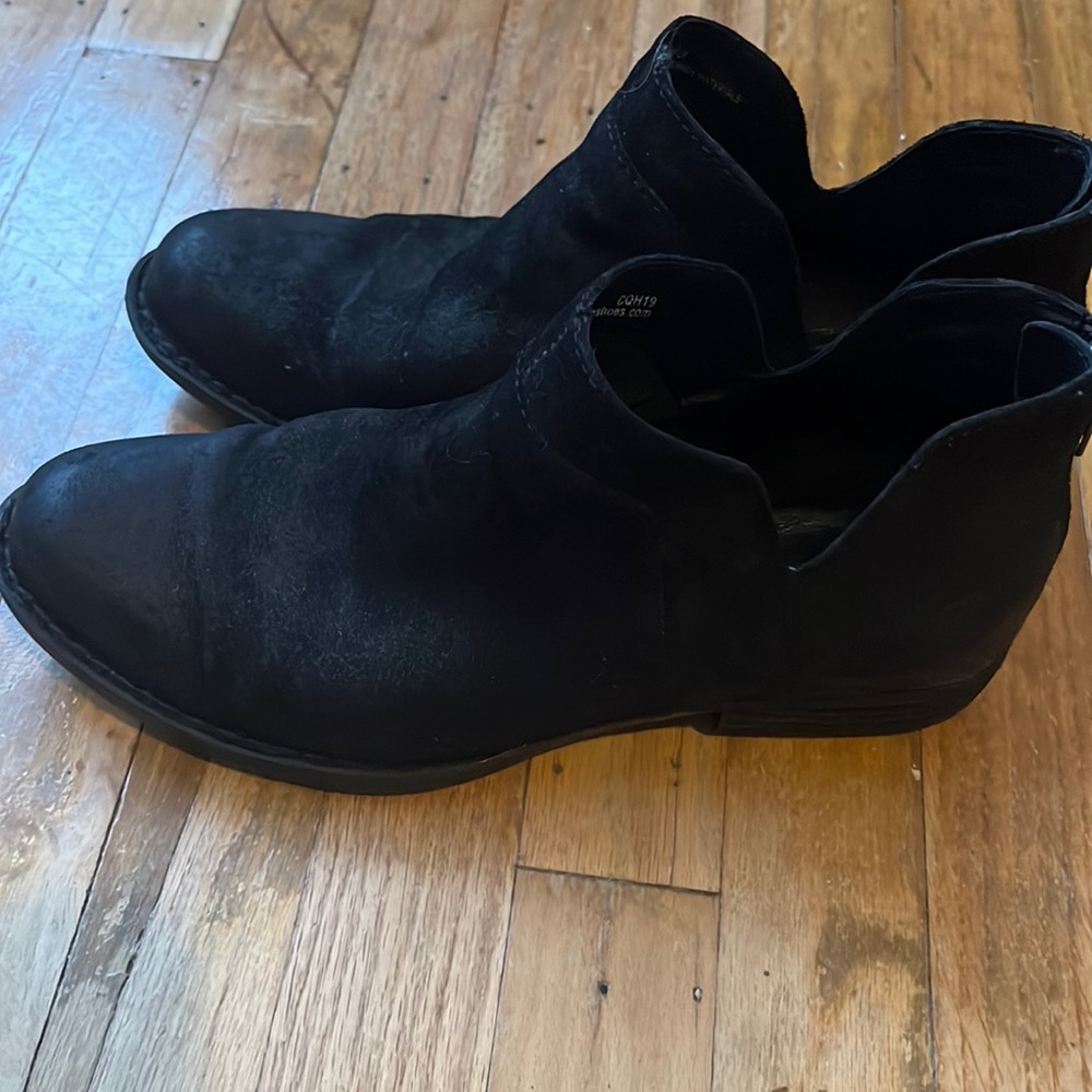 Born booties excellent condition.